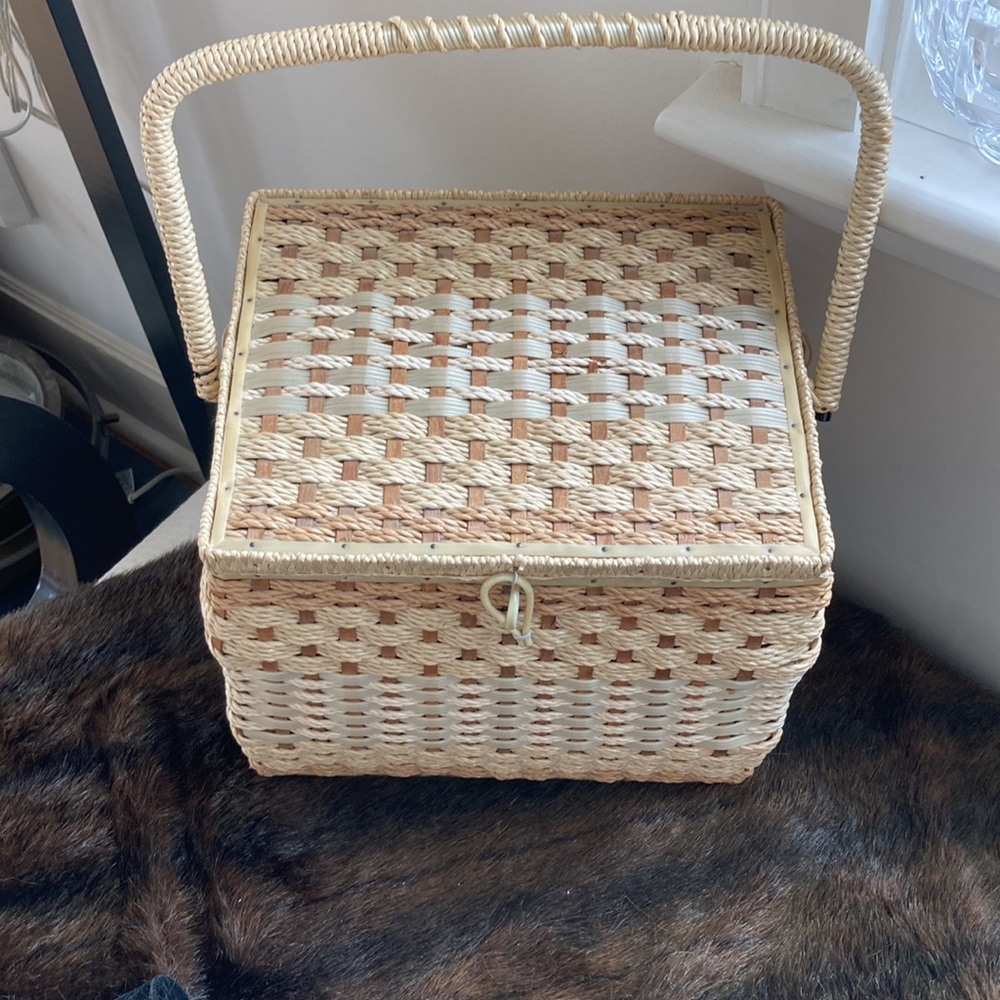 Eaton’s Vintage Sewing Basket - Picture 3 of 12